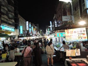 2日め：六号二路夜市。日本の縁日夜バージョンの生活密着型って感じ。雑貨、食べ物、なんでもあって楽しかった。