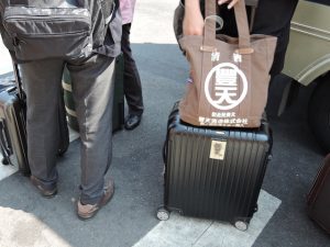 3日め：高雄から台北まで新幹線で移動。ガイドさんの布カバンにビックリ。日本に年1できてるんだって。